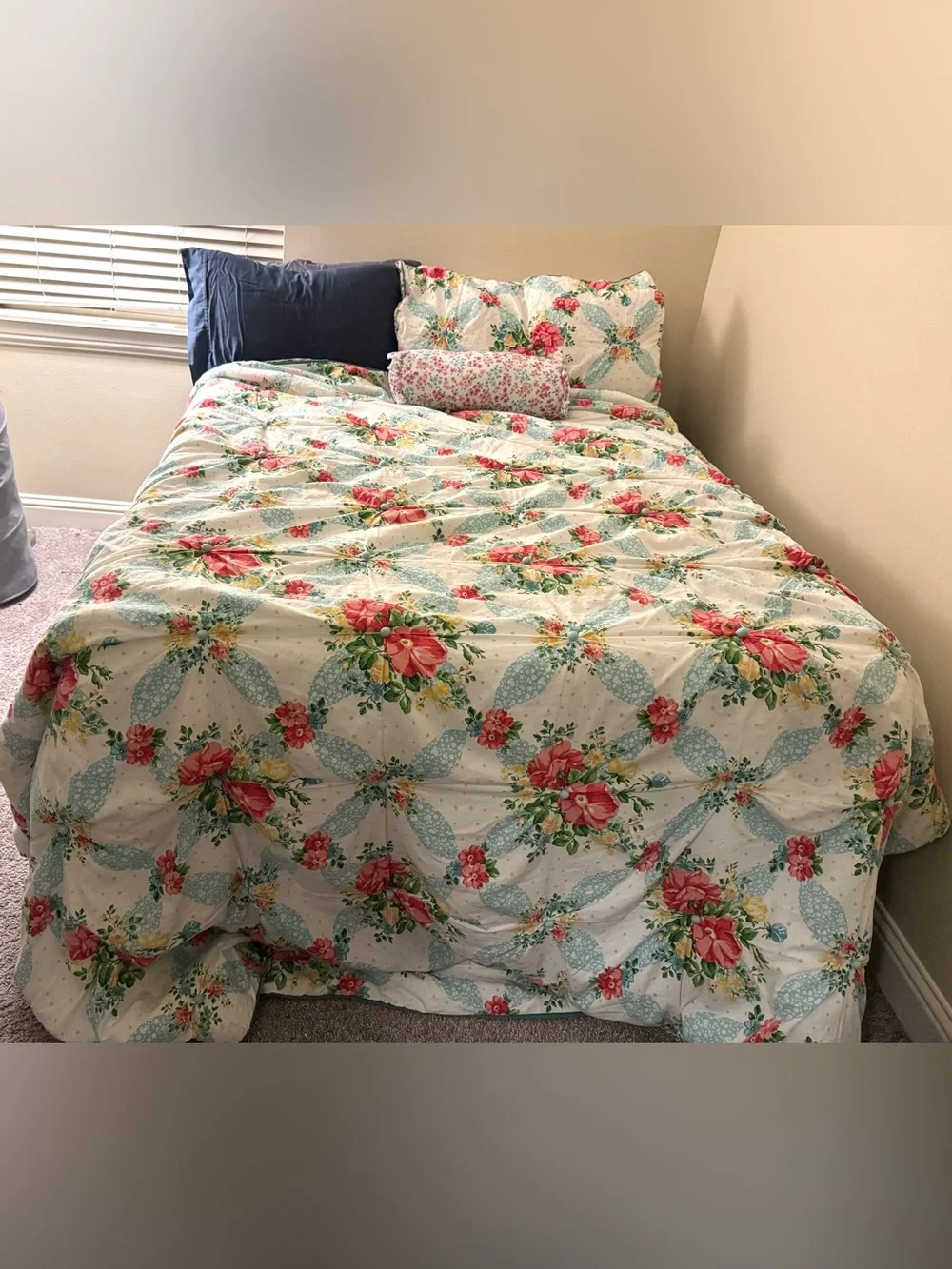 The pioneer woman ditzy rose king quilt